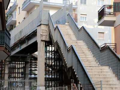 Sulla sinistra si aprono una serie di traverse che "muoiono" contro la recinzione dei binari, con l�eccezione di via Messapia da cui parte un ponticello pedonale che riporta nel quartiere Madonnella